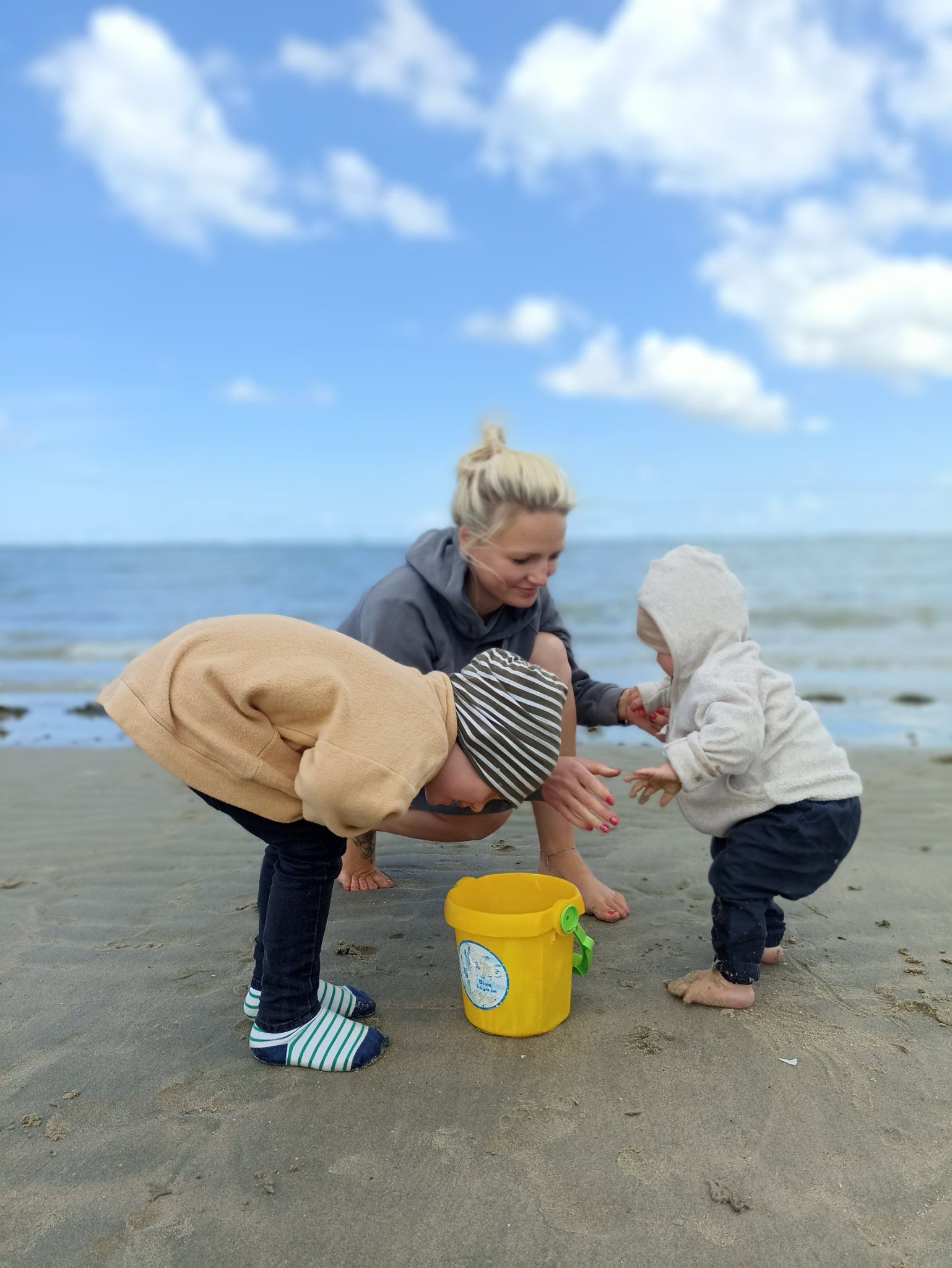 Jana am Strand mit ihren Jungs — THE INBETWEEN