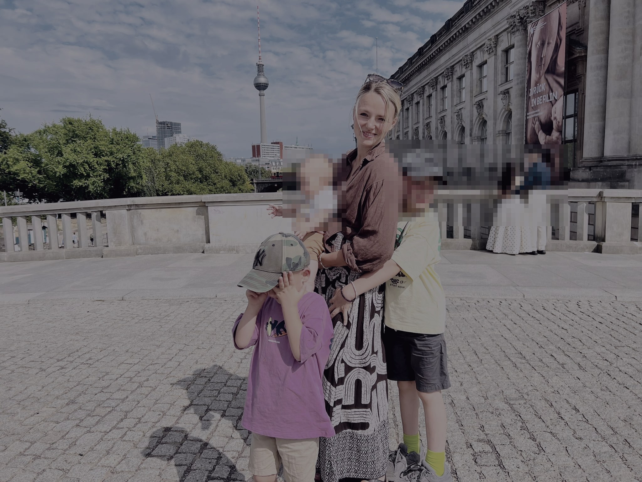 Jana mit ihren drei Kindern in Berlin — THE INBETWEEN